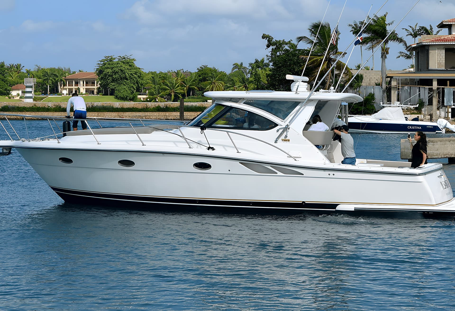 Tiara 38, 1/4